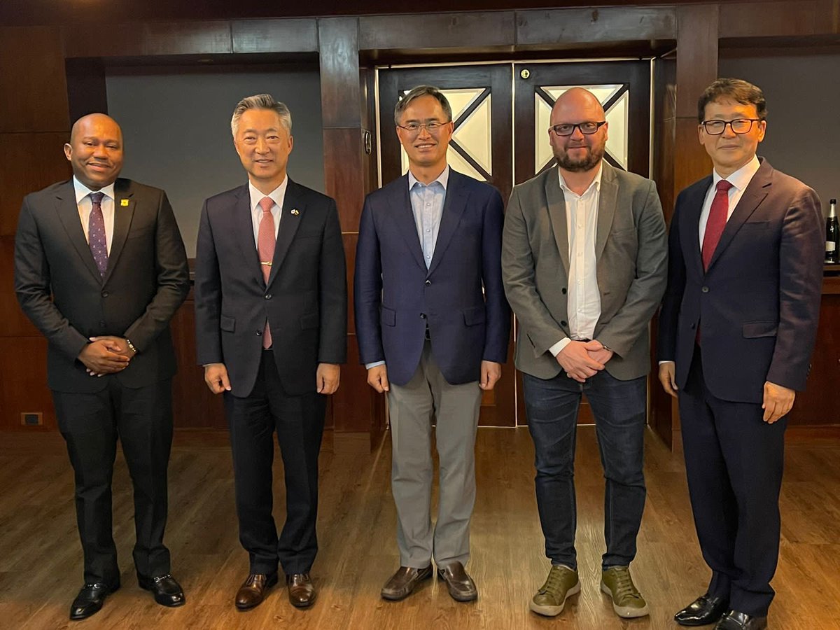 Nuestra institución, en cabeza del rector <a href="/Alejo_VillaG/">Alejandro Villa Gómez</a>, participó de la cena de cierre de la visita de la delegación de Corea del Sur🇰🇷, junto al Embajador de Corea en Colombia, Lee Wang Keun, y el Presidente de la Fundación para la Cultura Asia e Iberoamérica, Samil Yang.