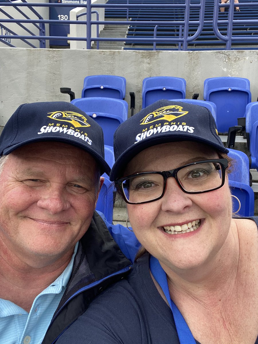 robinreeves's tweet photo. Our first pro football game! #USFL #showboats #Gamblers https://t.co/ZVqOlDjoIs