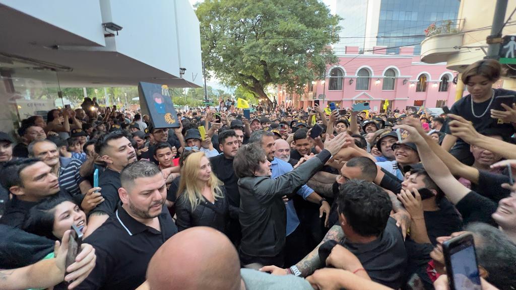 CarlosKikuchi's tweet photo. Con @JMilei  2023  en La Rioja.
29/04/2023.
Seguimos trabajando, seguimos avanzando para construir una Argentina mejor!!!
VLLC!!! https://t.co/gxbuzlLb0h