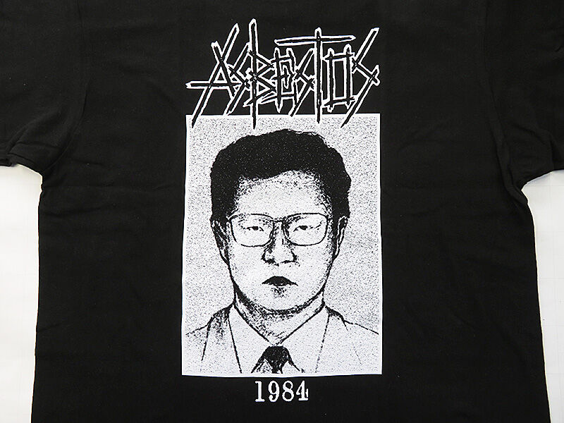 JxExRxO's tweet photo. 本日昼は小岩でヘヴィメタル蚤の市にてレーベル&amp;ディストロ即売会にZOMBIE RITUALの公開ライヴレコーディング、夜はASBESTOSにて東高円寺でライヴです。評判のキツネ目シャツも販売します。両方に足をお運びの方には何かプレゼントします。長い１日になりそうですが、宜しくお願いします https://t.co/aaMdo2ryow