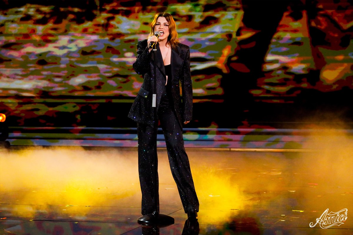 AmiciUfficiale's tweet photo. Le grandi emozioni sono di casa con Emma! Telecomando alla mano, alzate il volume e si canta tutti insieme  "Mezzo mondo" 🤩🎶✨ #Amici22 @MarroneEmma https://t.co/uAHkiklLqy