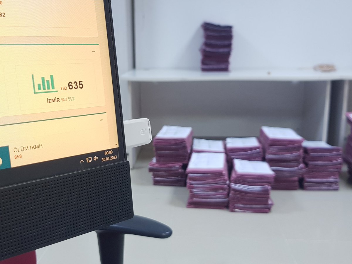 Biz #sgkpersoneli olarak üzerimize düşenin fazlasını zaten yıllardır yapıyorduk şimdi ise dahada fazlasını yapıyoruz lütfen bu sese kulak verin sayın <a href="/RTErdogan/">Recep Tayyip Erdoğan</a> ve sayın <a href="/vedatbilgn/">Vedat Bilgin</a> <a href="/tcbestepe/">T.C. Cumhurbaşkanlığı</a>  #Memur1MayısıBekliyor
#MemuraMayıstaEkZam 
#MemurGAMdeğilZAMistiyor 
#MemuraEkZam