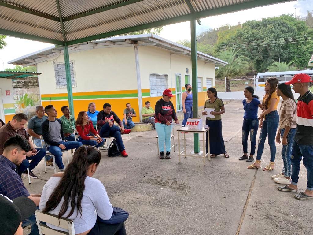 #29Abr  Desde la UBCH Manuel Palacios Fajardo del Edo Bolívar, se realizó de manera exitosa la Asamblea del Proceso de Territorializacion de la estructura de juventud de la UBCH. ¡Juventud en el Territorio!.
#SoñarHacerCrecer
#ALBAÚnionDeportiva
<a href="/NicolasMaduro/">Nicolás Maduro</a>
<a href="/Grecia_Jpsuv/">Grecia Colmenares</a>