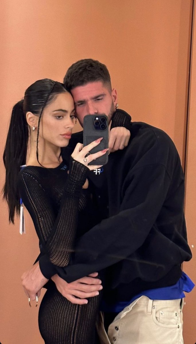 ella con la etiqueta colgando y él con el kiosko abierto aldjdsj a esta historia la llamo foto en el probador