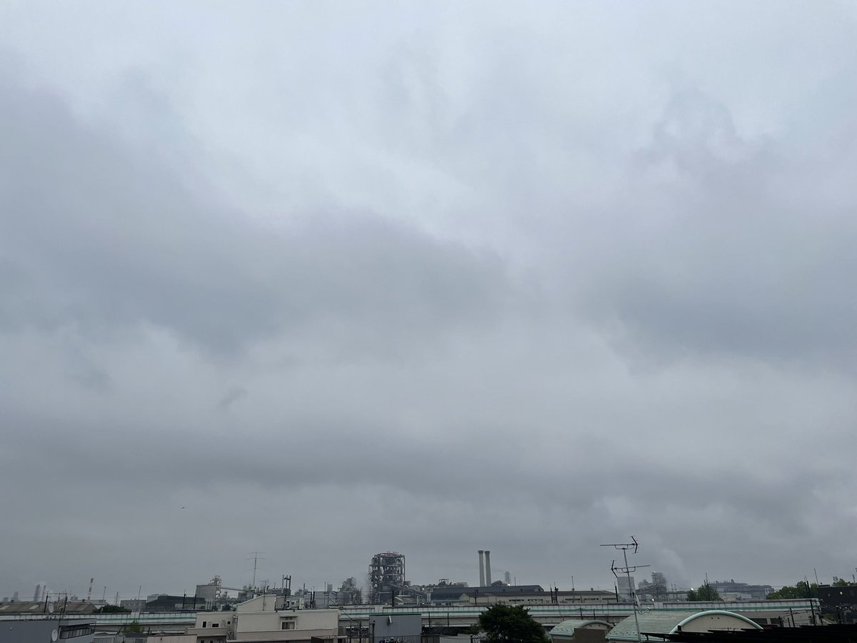 choco2col's tweet photo. 週末空模様サボってたなぁ
写真は撮るんだけど帰宅後力尽きて
寝てしまうわけであります😇
ここ3週間の空模様。
どれも週末天気悪っ😇
今日は2023年4月30日
 #週末空模様 https://t.co/0a54RDzoCv