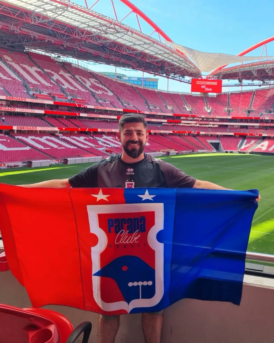 rodrigotroyner's tweet photo. Mais um estádio, levando as cores do nosso Tricolor da Vila, @ParanaClube . ❤️💙
#paranismo
#paranistaspelomundo #prcpelomundo #paranaclube #parana #slbenfica https://t.co/91F1S9EtAU