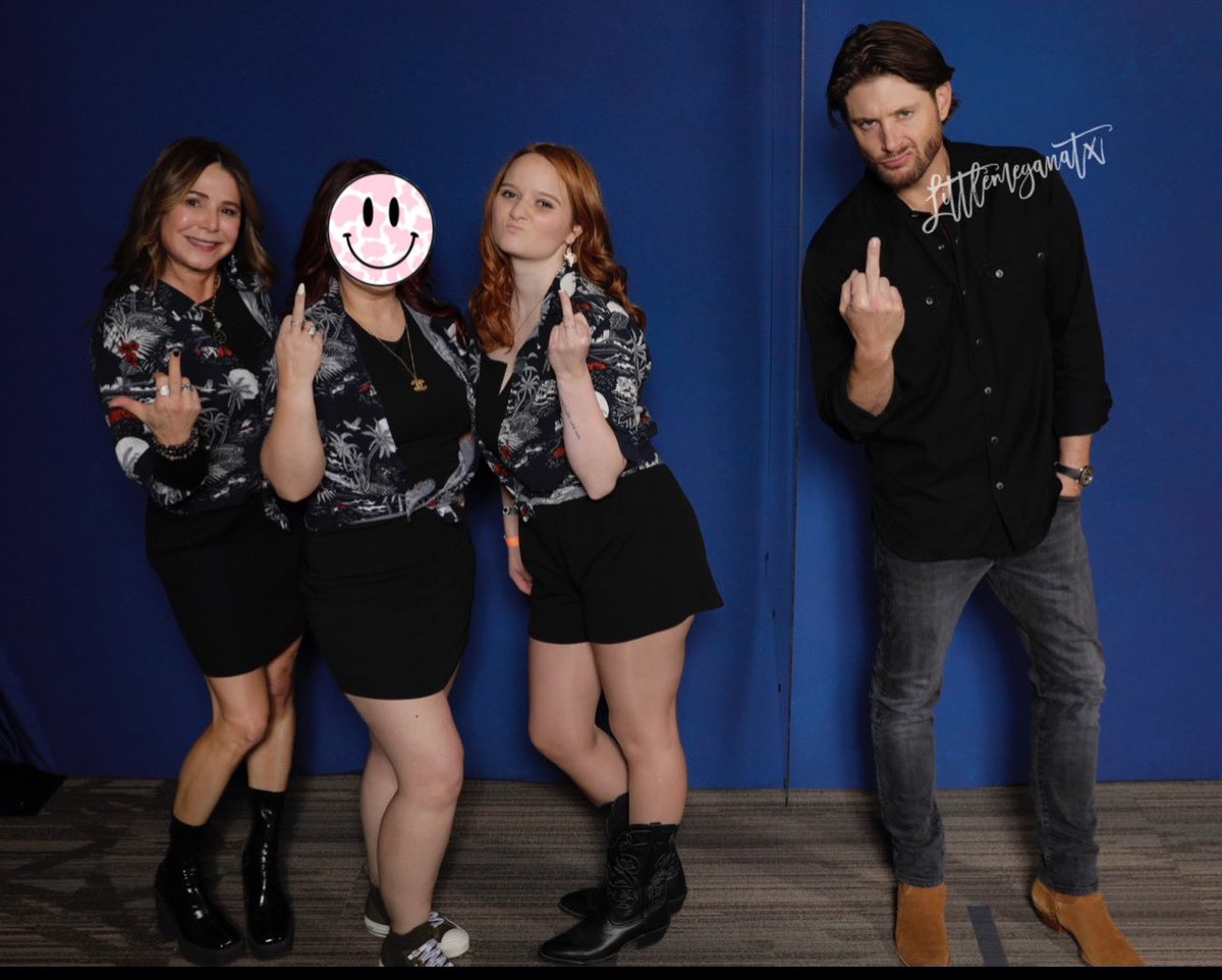 meganitthrough's tweet photo. Because I’m reminiscing over old cons. And wishing we recreated this without plexiglass. One of the best stories from the weekend right here! ❤️ #SPNDAL https://t.co/2Rlp13U5l7