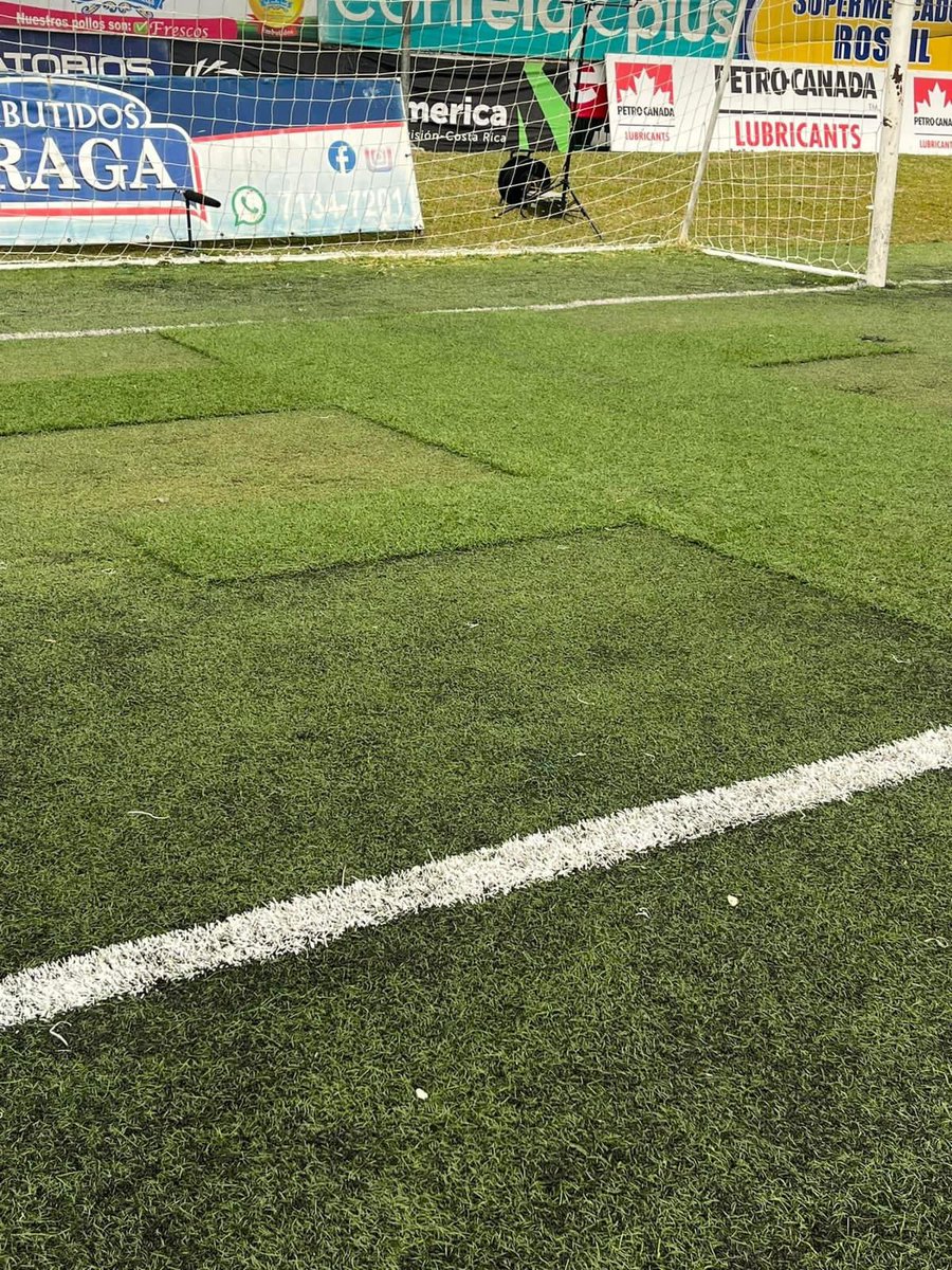 El Comité de Licencias de la Fedefútbol, aunque no lo crean, aprobó el Estadio Rafael Bolaños de Alajuela con esta superficie. 

El Fello Meza NO porque le faltaban unos pocos escalones en la gradería, aunque la gramilla esté impecable.

No se vale medir con diferente vara.