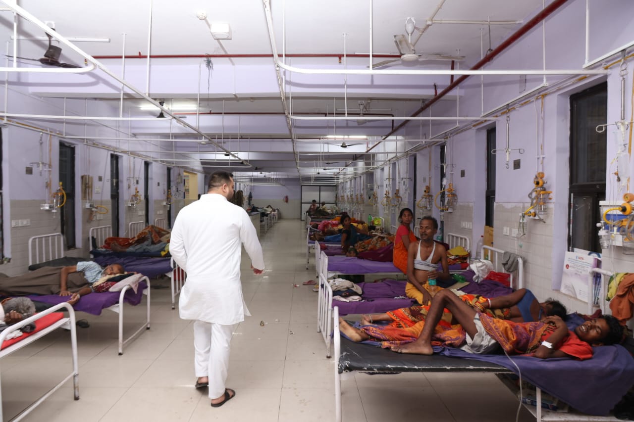 तेजस्वी यादव देर रात पहुंचे SKMCH, अस्पताल में मचा हड़कंप- Tejashwi Yadav reached SKMCH late night, there was a stir in the hospital