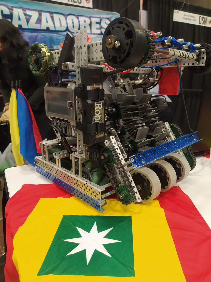 jaimepumarejo's tweet photo. El mejor diseño en robótica del mundo es de los jóvenes barranquilleros de la Fundación IQ, varios egresados de colegios del Distrito. Los apoyamos en su viaje al Mundial de Robótica, en Dallas 🇺🇸. Únicos latinoamericanos en la competencia, ganó Barranquilla! #SeValeSoñar https://t.co/ohLdDdyoMK