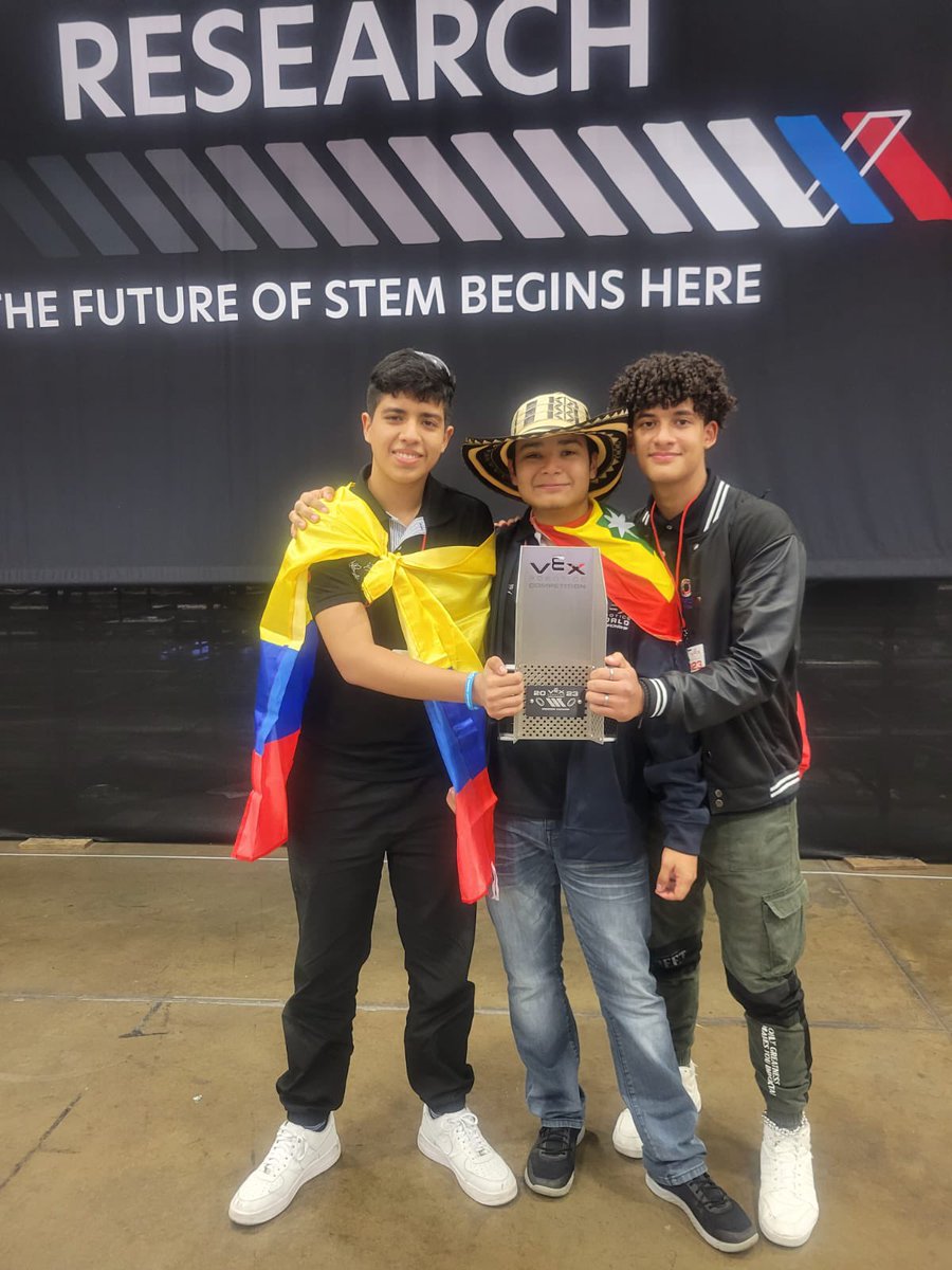 jaimepumarejo's tweet photo. El mejor diseño en robótica del mundo es de los jóvenes barranquilleros de la Fundación IQ, varios egresados de colegios del Distrito. Los apoyamos en su viaje al Mundial de Robótica, en Dallas 🇺🇸. Únicos latinoamericanos en la competencia, ganó Barranquilla! #SeValeSoñar https://t.co/ohLdDdyoMK