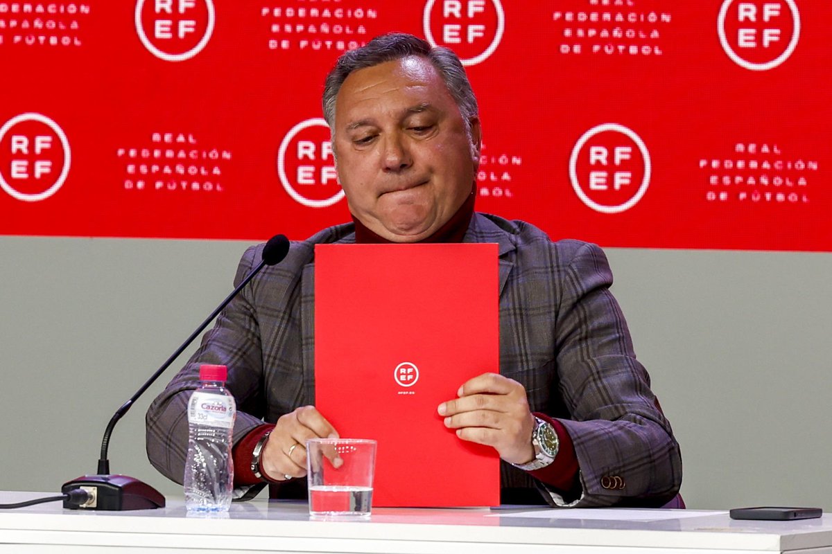 ruesgatriana's tweet photo. Yo sigo pensando que hasta que uno o varios equipo en el pitido inicial de un partido lo jugadores se sienten en el césped y no juegen ante 
"LA CORRUPCIÓN ARBITRAL" todo seguirá igual.

Estos HDLGP le da lo mismo de todo, y el culpable tiene un nombre.

@LaLiga
@rfef https://t.co/l1i8fkJeEF