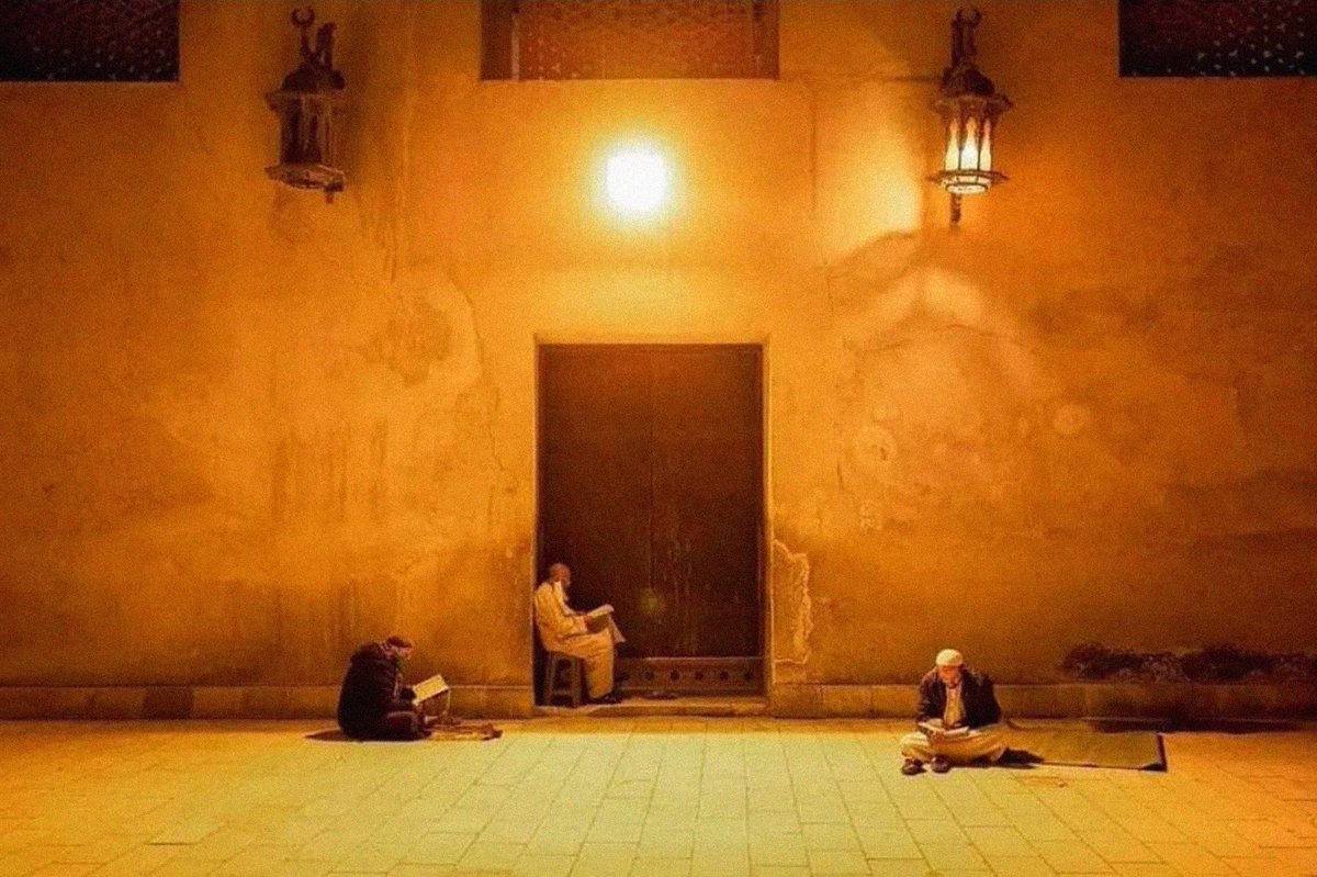 Alhamdhulillaah's tweet photo. Three elderly men reading the Qurʾān while they wait for the masjid to open for Fajr prayers. https://t.co/huALgjIgfj