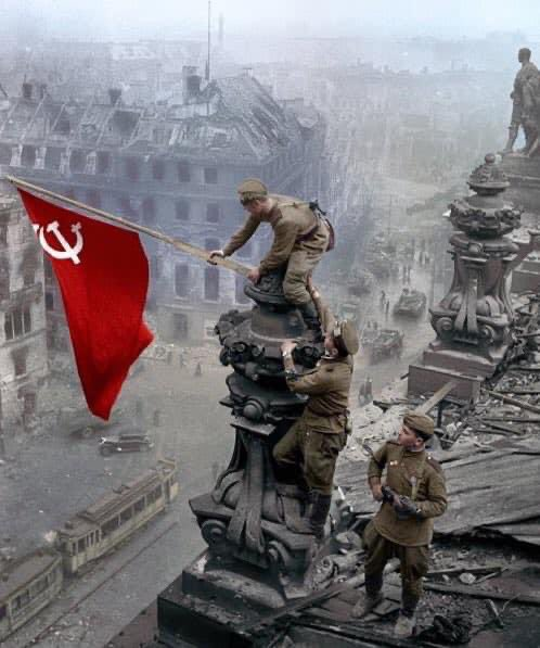 8Patras's tweet photo. Σα σήμερα, στις 30/4/1945 ο Κόκκινος Στρατός ύψωσε το λάβαρο της Αντιφασιστικής Νίκης των Λαών στο Ράϊχσταγκ και ο Αδόλφος Χίτλερ "αυτοκτόνησε" στο καταφύγιο της καγκελαρίας. Τιμή και δόξα. ✊ https://t.co/hYRIp0qpsh
