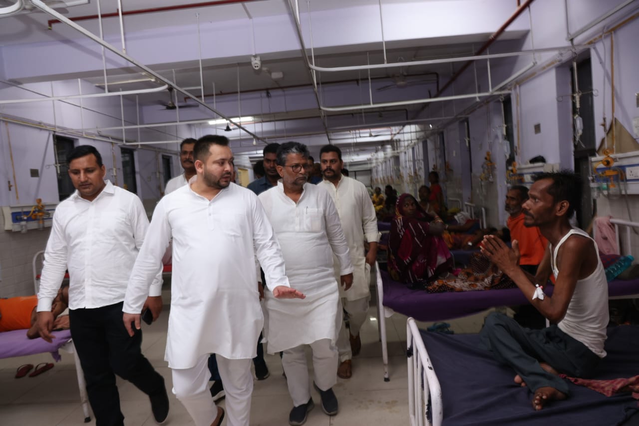 तेजस्वी यादव देर रात पहुंचे SKMCH, अस्पताल में मचा हड़कंप- Tejashwi Yadav reached SKMCH late night, there was a stir in the hospital