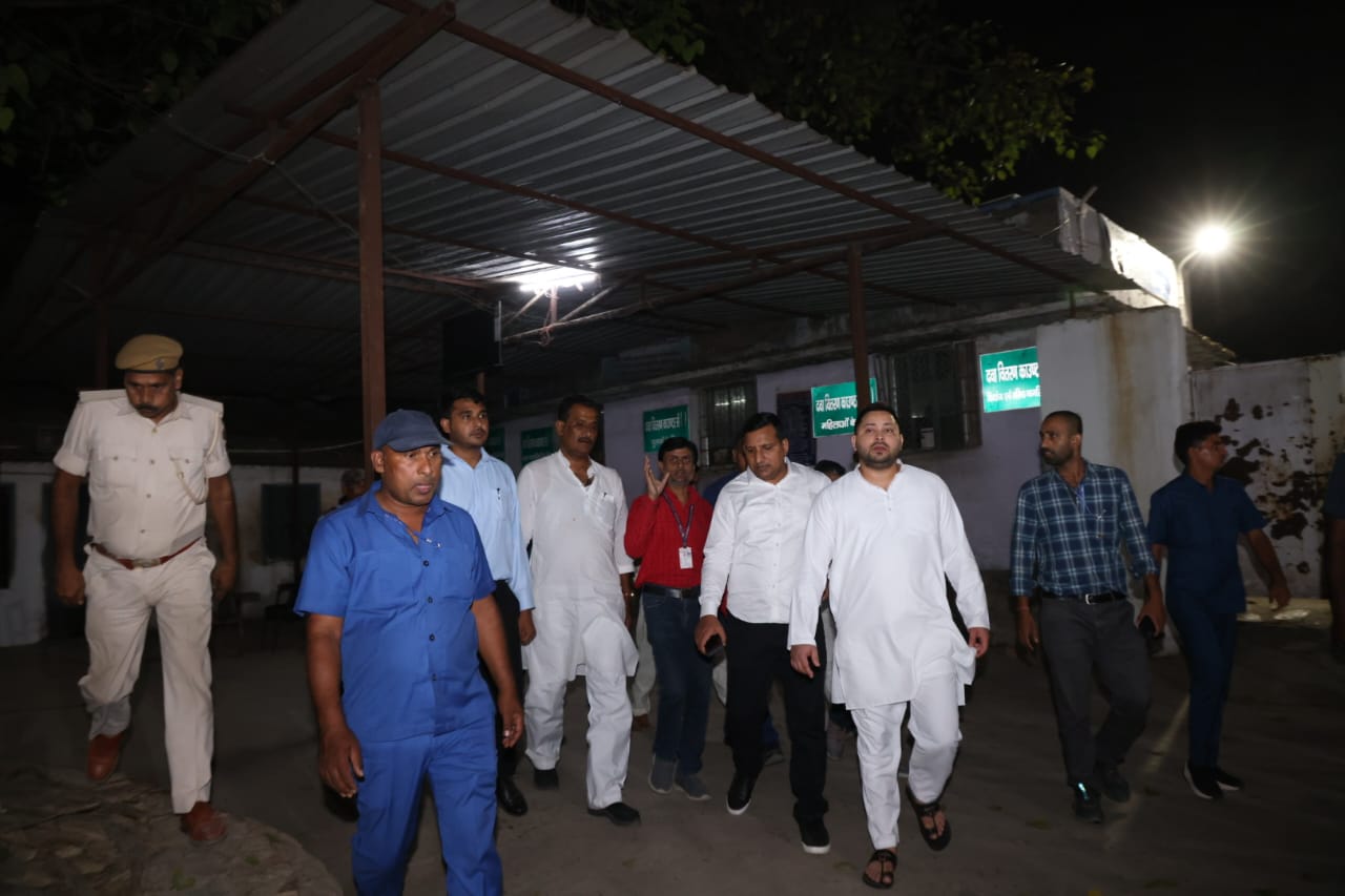 तेजस्वी यादव देर रात पहुंचे SKMCH, अस्पताल में मचा हड़कंप- Tejashwi Yadav reached SKMCH late night, there was a stir in the hospital