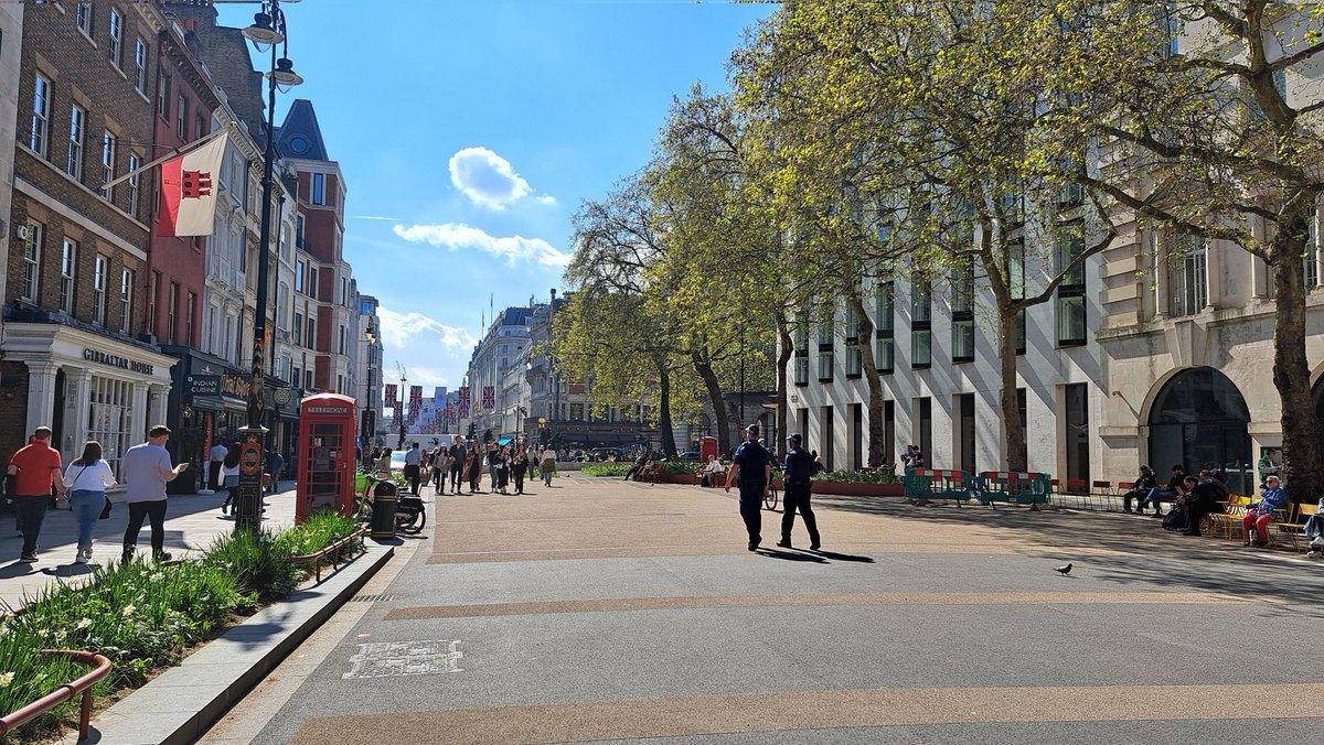 What an amazing transformation Aladych area has undergone. From 4 traffic lanes to ... none! 

More of this, please