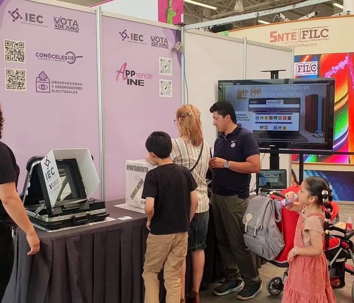 CD13_Coah's tweet photo. Nuestra #EnlaceDistrital el día de hoy presente en el #Stand del @IEC_Coahuila en la @FILCoahuila 2023 📚, informando sobre la Jornada Electoral, la Urna Electrónica y los programas que implementa el Instituto para impulsar la participación ciudadana.  
@MariSaucedo19 @Jorge_dlp https://t.co/KpshVD9beA