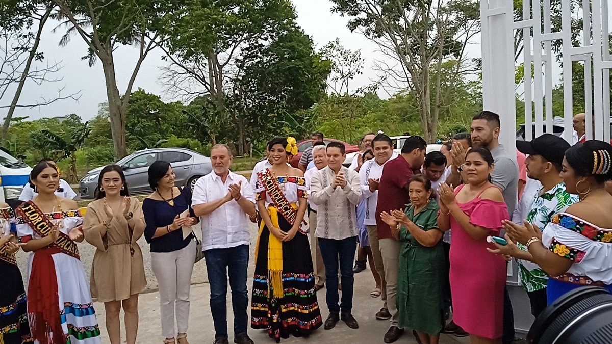 🔴#Municipios || Con la presencia del presidente municipal <a href="/elcheliito/">abraham cano</a>, del secretario de Turismo José Antonio Nieves, de la embajadora #Cunduacán 2023 Alejandra Castro Contreras se lleva a cabo la inauguración de la Feria Cunduacán 2023 "Tradición que nos une" 
<a href="/Gob_Cunduacan/">Gobierno Municipal de Cunduacán 2021-2024</a>