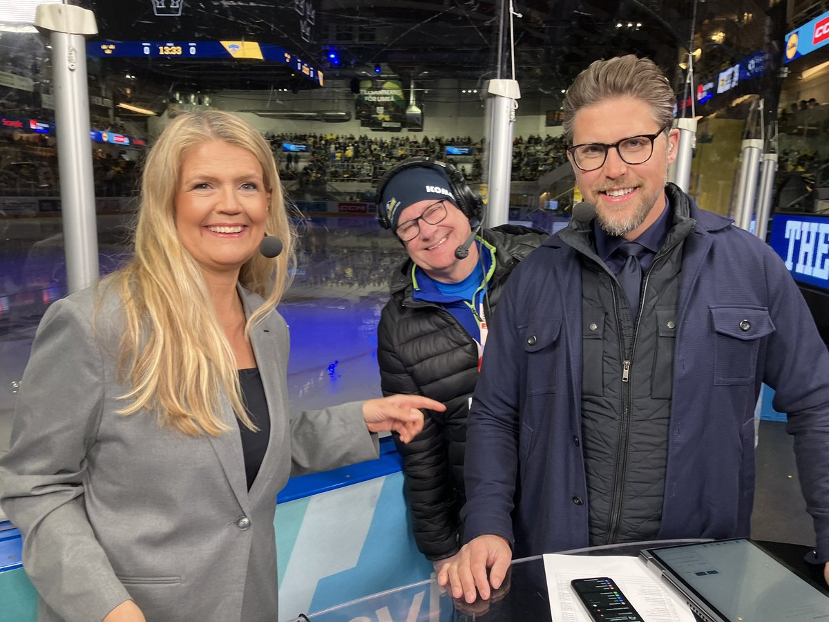 svtlehmann's tweet photo. Det är knappt två veckor till ishockey-VM och det märktes i Umeå!
Utsålt torsdag och lördag när Tre Kronor mötte Finland. Idag svensk seger 6-2🇸🇪.
Fredagen d.12/5 drar VM igång, Tre Kronor spelar direkt, och vi sänder ALLT!
#finnkamp #gladaminer #vårtecken https://t.co/zeYC6QuIeT