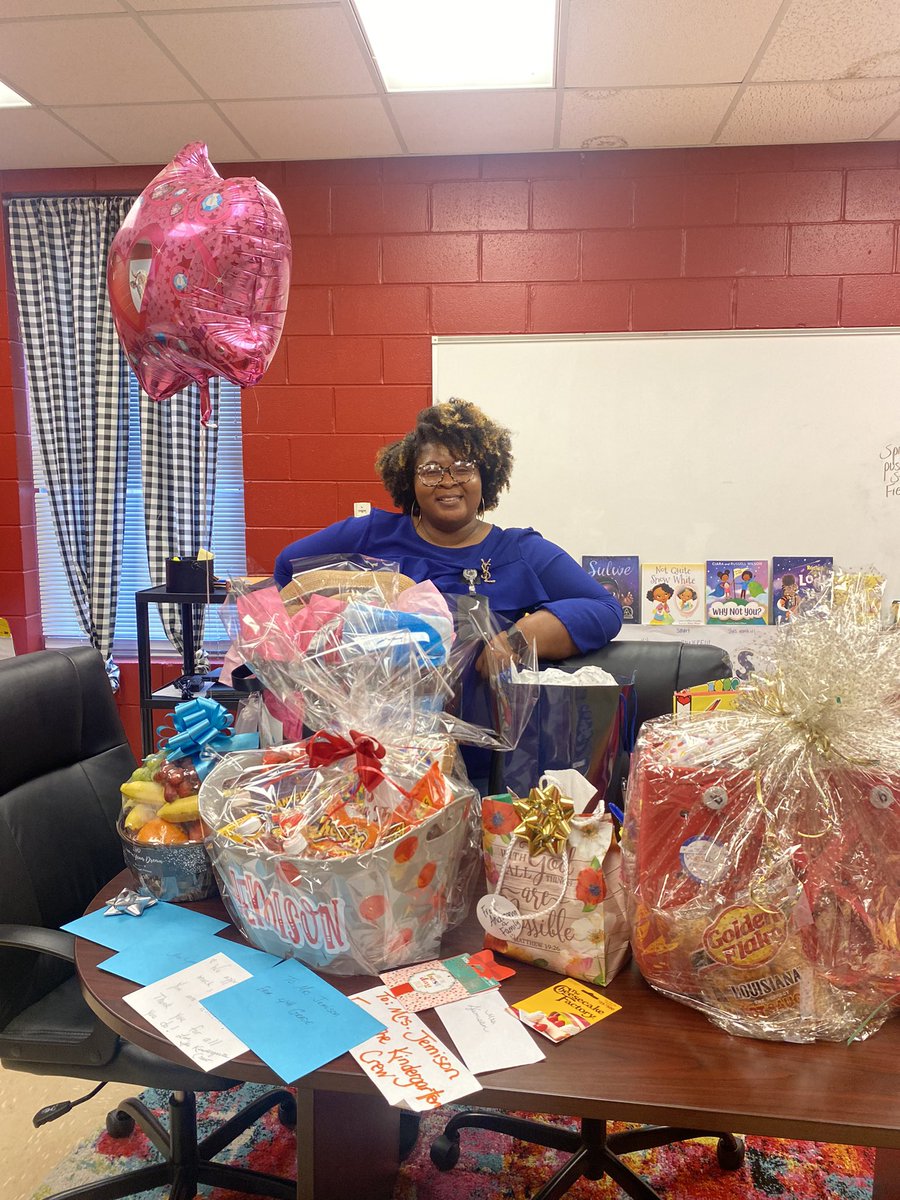 jemlovestech's tweet photo. I’m so blessed to work with an amazing team. They really made me feel special for National Assistant Principals Week!! It was an awesome week.♥️🥰
#assistantprincipalsweek2023
#assistantprincipallife
#leadinglittlelearners✏️ https://t.co/tmptyDa9W1
