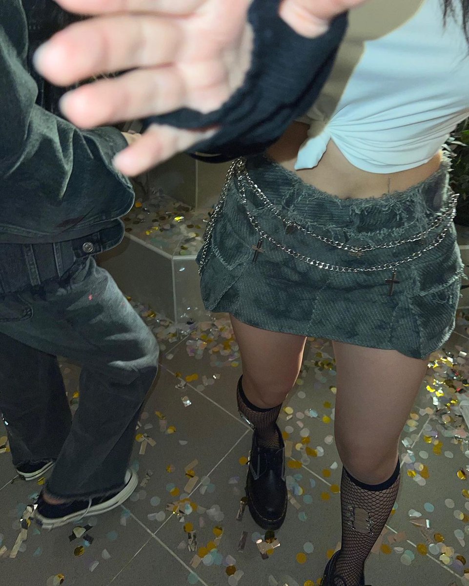 uck_olivia's tweet photo. @ 𝒊𝒍𝒐𝒗𝒆𝒐𝒍𝒊𝒗𝒊𝒂 update on #UCGRAM +
Dos mesmos criadores de Olivia surtando por Louis Tomlinson, vem aí Olivia surtando por Tyler ( ps: fotos de minutos antes de escrever o nome dele nas bochechas #NIGHTMARENIGHT https://t.co/s2Gf1tj5nm