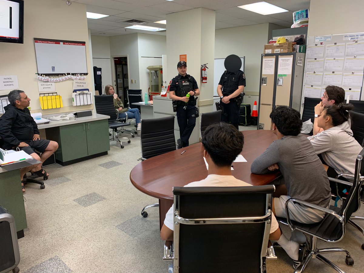 CollingwoodcpcC's tweet photo. @CollingwoodCPC:
April,29/23.Saturday
A big ‘Thank You’ to our
former volunteer,
Cst. Cesar &amp; his FT, who himself was a CPC volunteer, for talking about their CPC volunteering experience.
W/ all 4 new members aiming a career in
Law Enforcement, they heard another perspective. https://t.co/i6jToimIVF