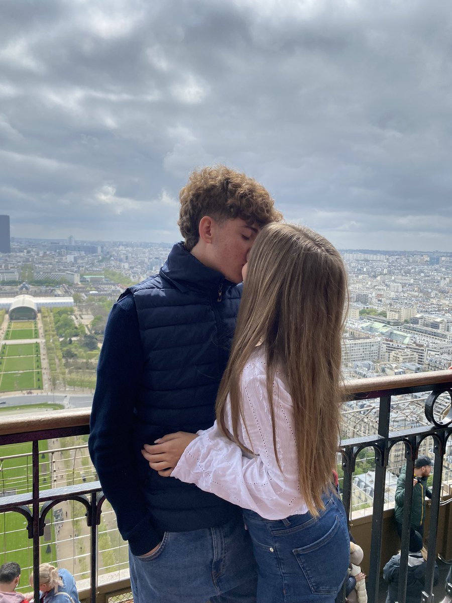 elsaaloopeezz's tweet photo. parís ❤️‍🩹 https://t.co/sfZQabnYVc