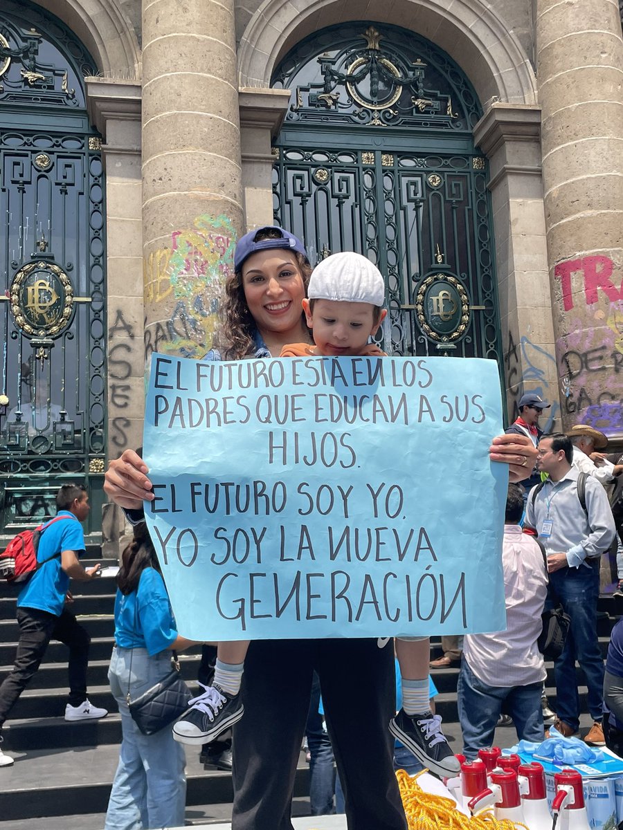 Nos encontramos un Congreso de la Ciudad de México azotado por el vandalismo del supremacidmo progresista, pero con un respiro de esperanza: la familia. 
Todo mal social lo han corregido los pilares familiares. 
Así la 12va Marcha Por La Vida. 
#provida #mexico #diputados