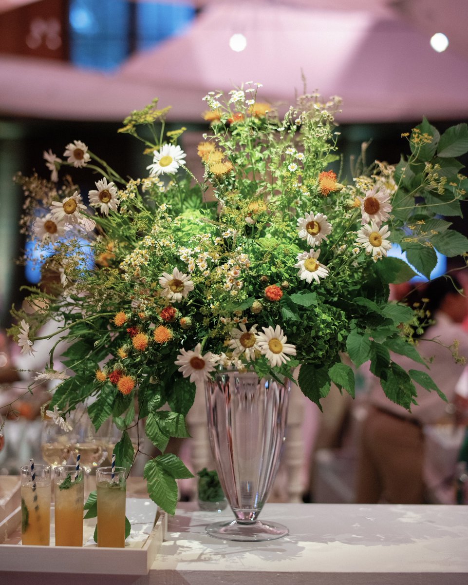 ADayInMayEvents's tweet image. If there was ever such a thing as a “headshot” for the quintessential summer floral arrangement this may be it 🌼🌿

On point floral by @Blossoms_events
Photo by @erichmcvey