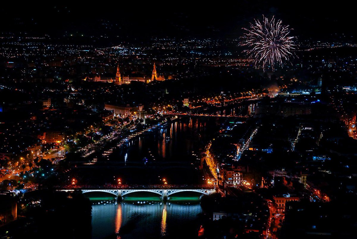 ArcoDelPostigo's tweet photo. Sevilla no cumple años, cumple Primaveras, fin a un mes de Abril mágico 
📷Ayto Sevilla https://t.co/8kKnFLg99F