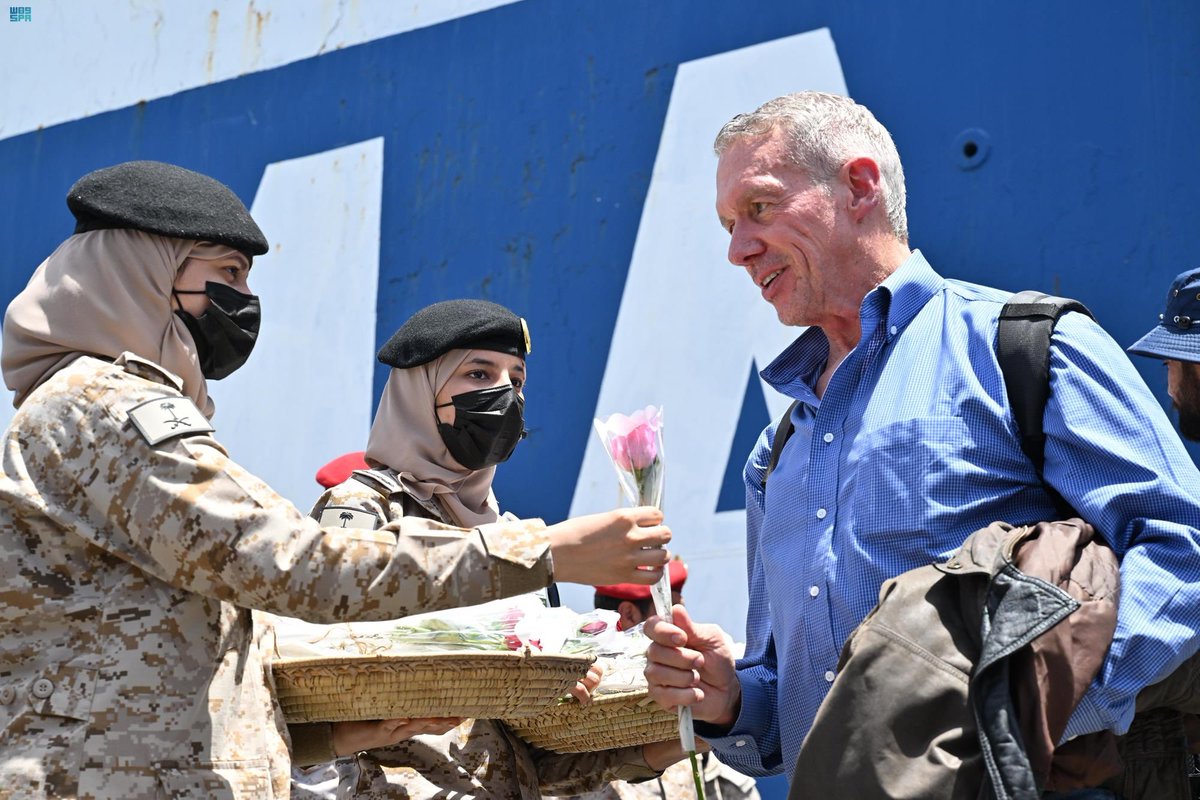 THE_GLOBE_N's tweet image. Since the beginning of the conflict in the State of #Sudan, the number of people who have been evacuated by Saudi Arabia has reached nearly 5,000 people, in preparation for facilitating their arrival to the #SaudiAndroidNet and then returning to their country safely.