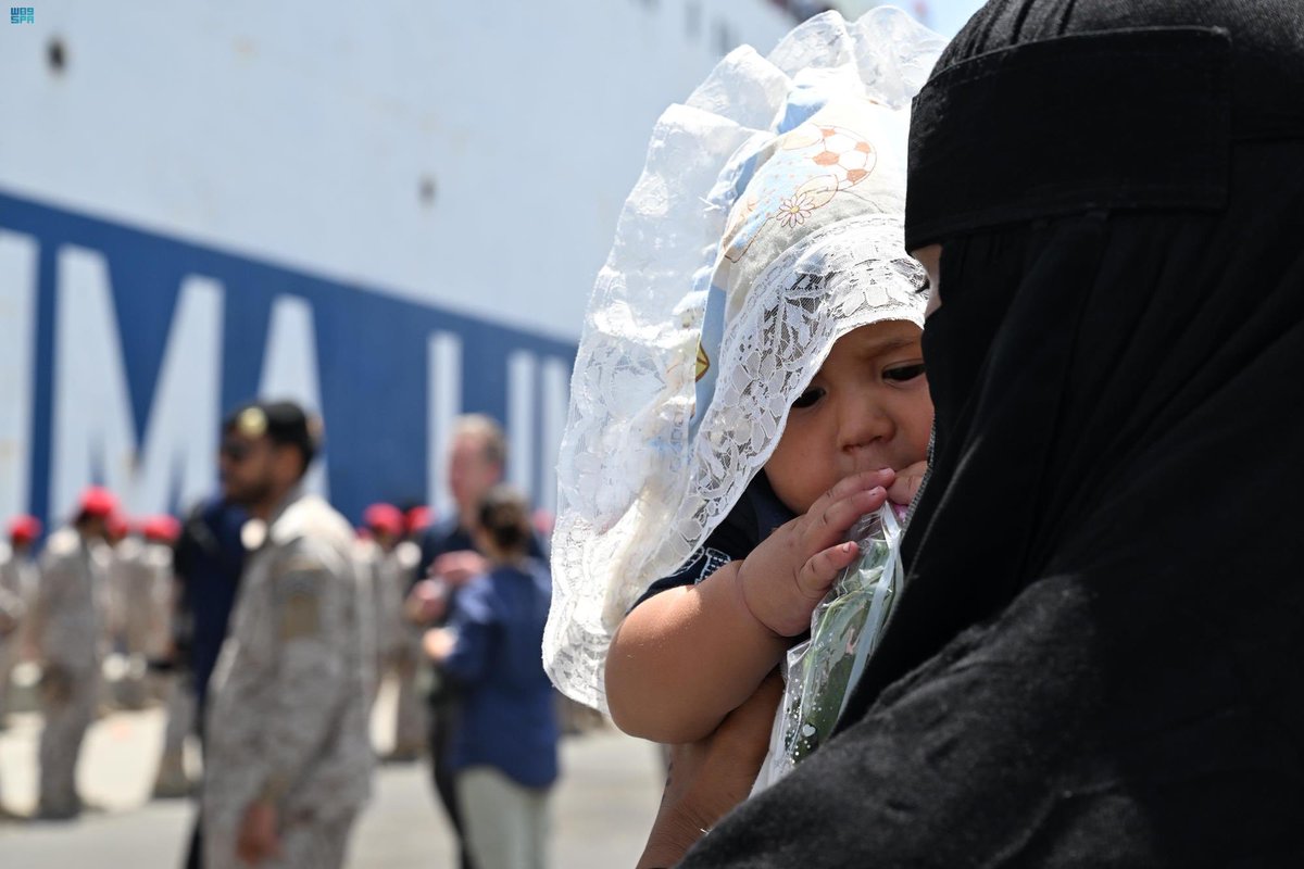 THE_GLOBE_N's tweet image. Since the beginning of the conflict in the State of #Sudan, the number of people who have been evacuated by Saudi Arabia has reached nearly 5,000 people, in preparation for facilitating their arrival to the #SaudiAndroidNet and then returning to their country safely.