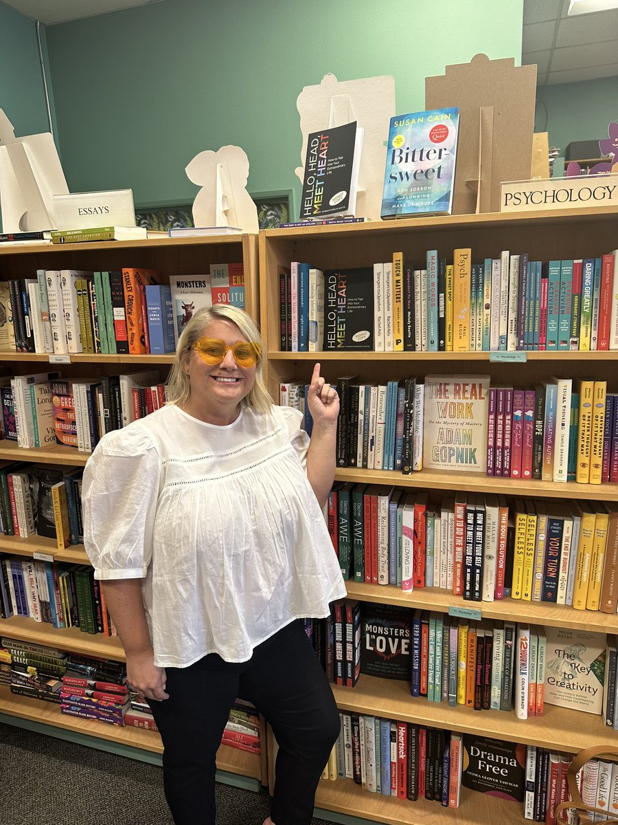 HannahSkei's tweet photo. Happy #IndependentBookstoreDay! Thank you Broadway Books for stocking my #nonfiction #book #helloheadmeetheart! #BookTwitter #booktwt https://t.co/rkwbiXPifA