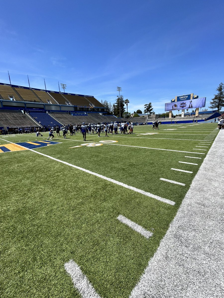 Thank you <a href="/SanJoseStateFB/">San José State Football</a> and <a href="/CoachWhiteEra/">Scott White ✈️</a> for the amazing hospitality!! Exciting atmosphere and amazing coaching!! <a href="/EvanYabu/">Evan Yabu</a> <a href="/jakeconst08/">Jake Constantine</a> <a href="/DlineCoachEd/">Coach Ed</a> <a href="/DevelopwithCB/">DevelopwithCB</a>