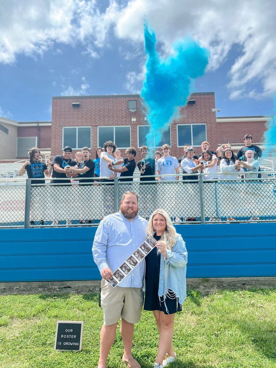 CoachCreason66's tweet photo. Adding to the team this fall! @Carsonn_C 

Special S/O to this group of Grizzlies who helped make this day great! 

Also big time photo creds to @KLeeB93 https://t.co/OGJLZXxCln