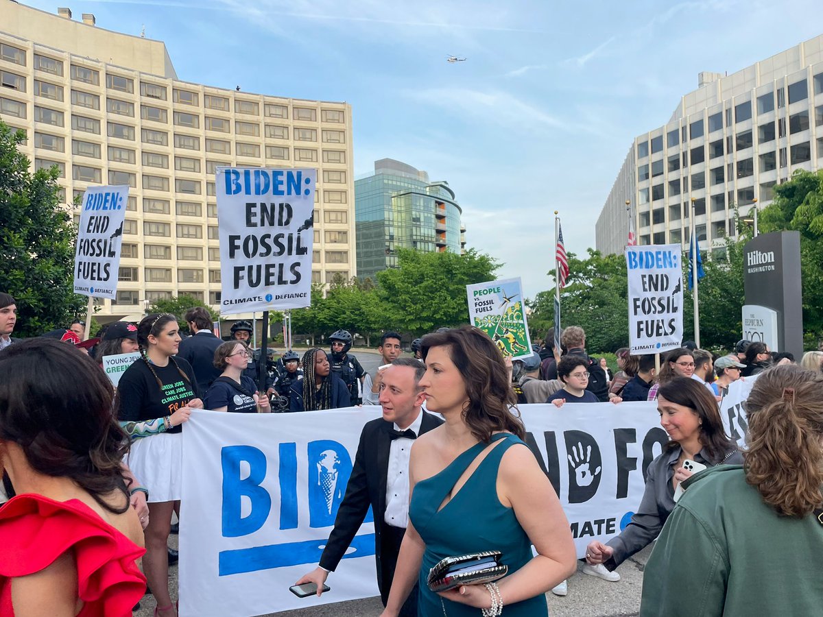 collinrees's tweet photo. As @ClimateDefiance blockades the White House Correspondents Dinner #WHCD, attendees are frantically trying to find a way in.

Our message: Joe Biden’s approval of new oil + gas projects is killing the planet. It’s time to #EndFossilFuels. https://t.co/VSJDVuvGMP