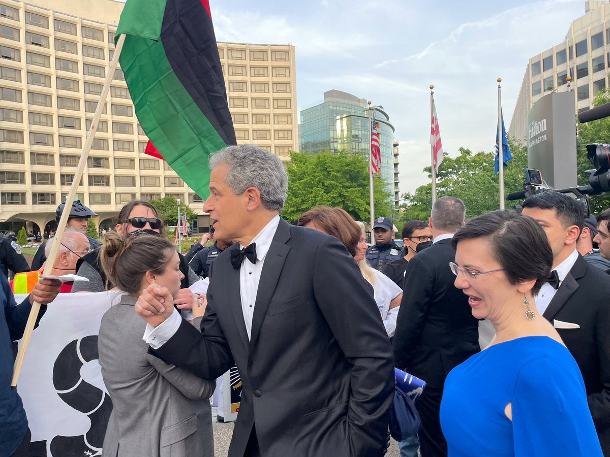collinrees's tweet photo. As @ClimateDefiance blockades the White House Correspondents Dinner #WHCD, attendees are frantically trying to find a way in.

Our message: Joe Biden’s approval of new oil + gas projects is killing the planet. It’s time to #EndFossilFuels. https://t.co/VSJDVuvGMP
