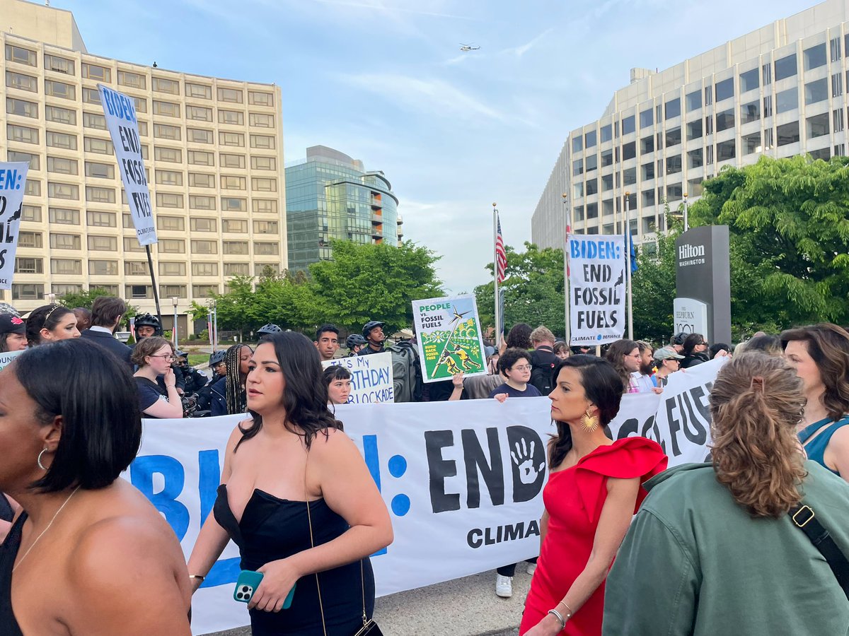 collinrees's tweet photo. As @ClimateDefiance blockades the White House Correspondents Dinner #WHCD, attendees are frantically trying to find a way in.

Our message: Joe Biden’s approval of new oil + gas projects is killing the planet. It’s time to #EndFossilFuels. https://t.co/VSJDVuvGMP