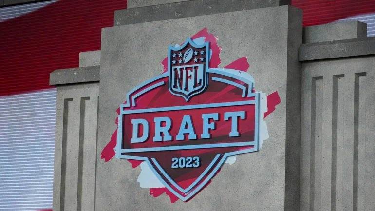 ThePrestonPod's tweet photo. We are back! In Episode #5 of The Preston Pod, Preston and his pals, Jacob Lehman &amp; Noah Blosser give their overview and opinions of the 2023 NFL Draft. Give it a listen and tell us your hottest take of the draft below! 👇👇

https://t.co/864fpcarwb https://t.co/5Di7h7Q9WF