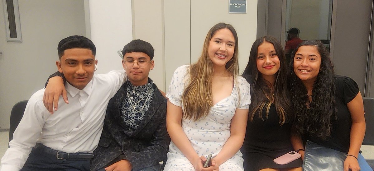 MMartinez_MMS's tweet photo. What an honor it was to listen to such beautiful music 🎶🎵 played by our oh-so talented 🎹 #Moosicians🫎. Proud of every single one of you! Thank you to @LAguirre_mms for working so hard with them day in and day out. #SoloAndEnsemble #pianists @Montwood_MS https://t.co/Nmrc9ZvlBD