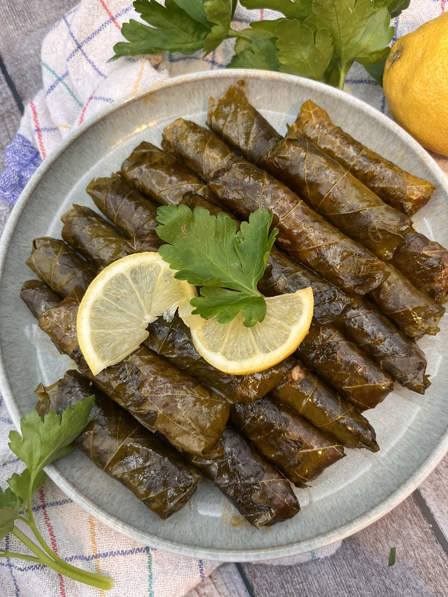 aura_xxo's tweet photo. Ich liebe kochen. Ich liebe auch jede asiatische und orientalische Küche. Hab zum ersten Mal gefüllte Weinblätter gemacht und sie sind wirklich so gut. 😍✨ https://t.co/8vNBMCEeHd