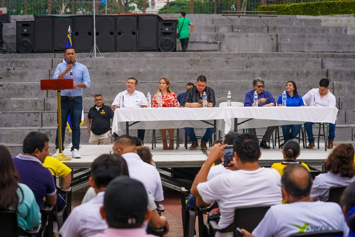 NoticieroSLV's tweet photo. La @alcaldia_ss, a través del Instituto Municipal de la Juventud (IMJ), realizó el New Generation Fest, en la ex Casa Presidencial, como parte del Día Mundial de la Creatividad y la Innovación, que se celebra cada 21 de abril. https://t.co/U39ETNs72R