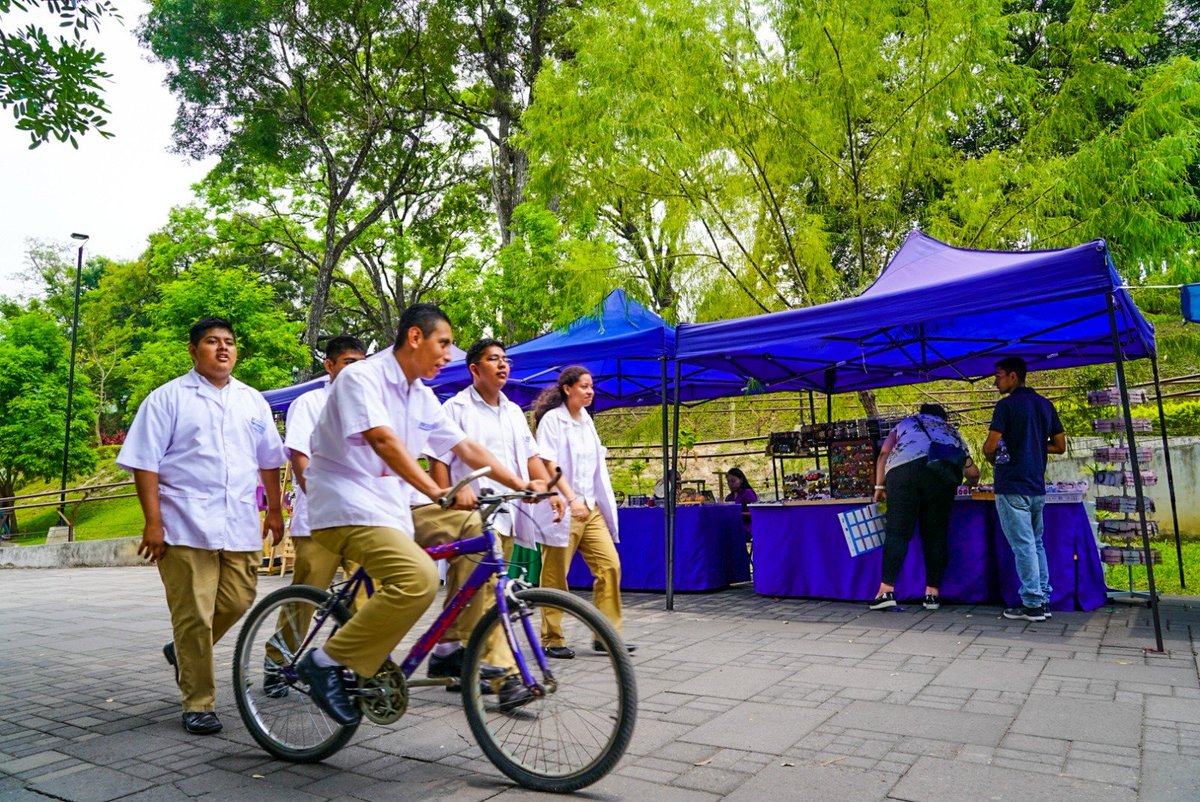 NoticieroSLV's tweet photo. Este festival busca fomentar y celebrar la creatividad, la innovación y el espíritu emprendedor entre los jóvenes, a través de la creación de espacios para que puedan exponer sus emprendimientos, habilidades y disfruten de un ambiente de sano esparcimiento. https://t.co/1KNQJjECqt
