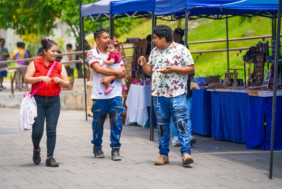 NoticieroSLV's tweet photo. En la actividad se brindaron ponencias y conversatorios sobre #Bitcoin, educación financiera y plataformas digitales, para que puedan llevar su emprendimiento a otro nivel. https://t.co/ofrF8Xctsb