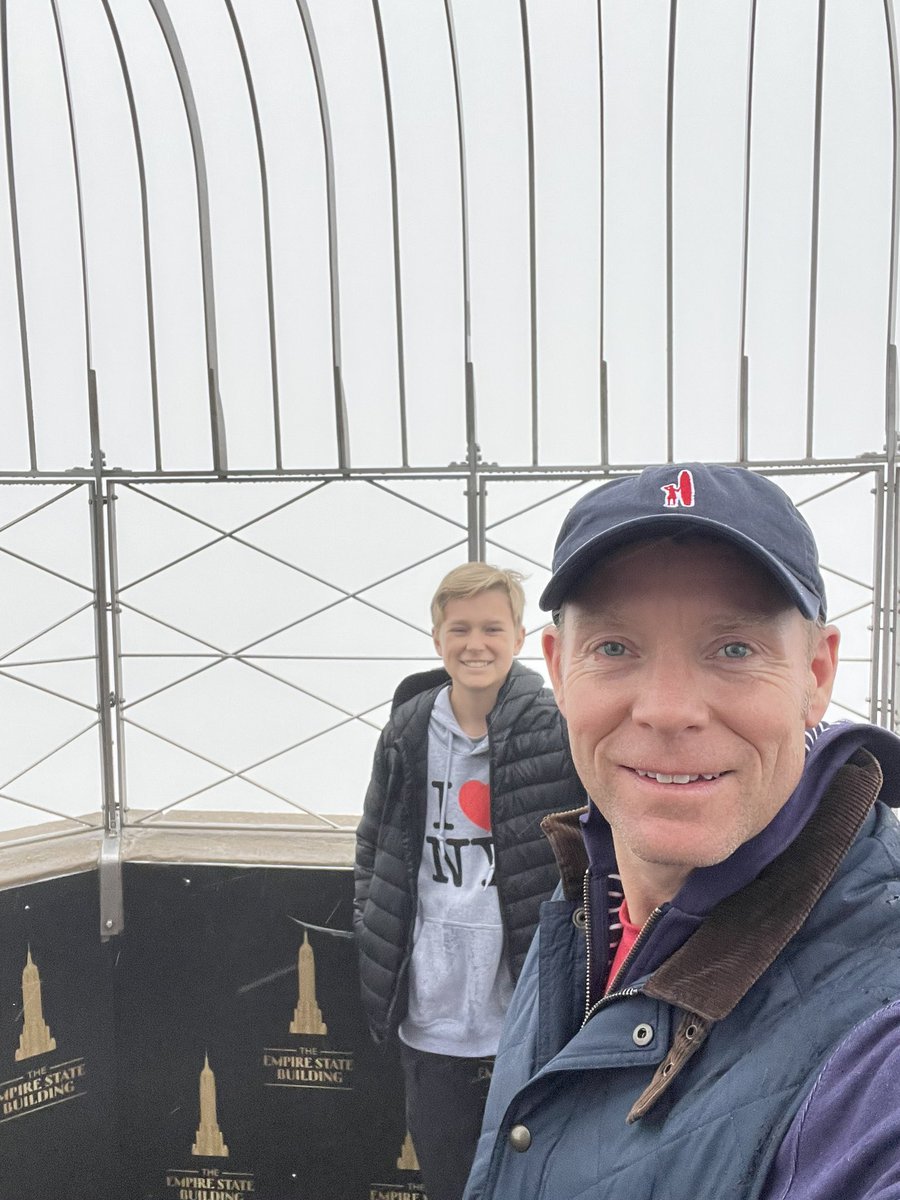kansas92's tweet photo. Just doing @EmpireStateBldg https://t.co/Z2X0eRsMml