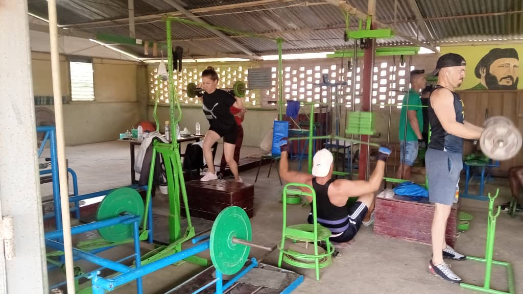 Ginmnasio rustico en el poblado de paso quemado , municipio #LosPalacios #PinardelRío donde el ejercicio físico no se detiene abierto para toda la población. 
#ALaPatriaManosYCorazón <a href="/CMontiller/">Osvaldo C. Vento Montiller</a> <a href="/AliuskaCarballo/">Aliuska Pérez Carballo</a> <a href="/DaniellysSanch6/">Daniellys Sanchez</a> <a href="/YamileRamosCord/">Yamilé Ramos Cordero</a> <a href="/AlieskyPita/">Aliesky Pita</a>