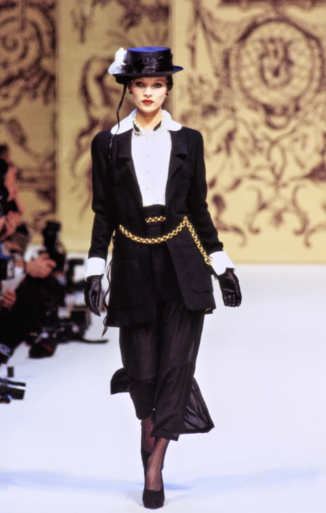 _retrospectiv's tweet photo. In honor of the Met Gala theme, some iconic looks from Karl Lagerfeld

Chanel Spring 1993 https://t.co/NKEJl7O1Lt