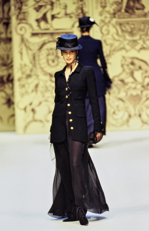 _retrospectiv's tweet photo. In honor of the Met Gala theme, some iconic looks from Karl Lagerfeld

Chanel Spring 1993 https://t.co/NKEJl7O1Lt