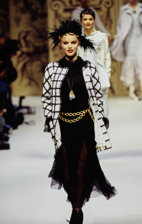 _retrospectiv's tweet photo. In honor of the Met Gala theme, some iconic looks from Karl Lagerfeld

Chanel Spring 1993 https://t.co/NKEJl7O1Lt